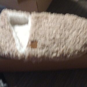 Cozy Tan Fuzzy Slippers Size 11/12 NIB – Memory Foam Comfort!